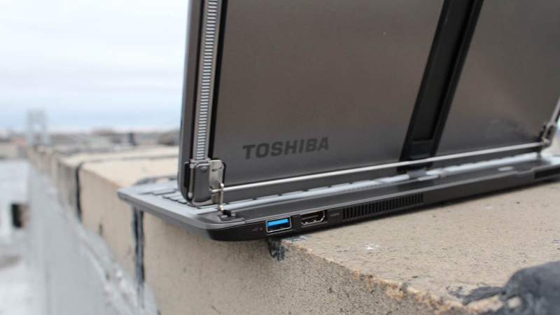 Illustration for article titled Toshiba Satellite U925t Review: Wild Design, Weak Execution